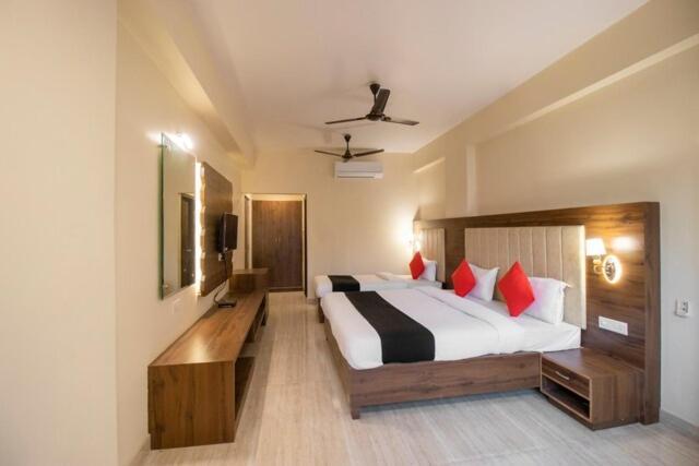 Rudraksh Hotel *