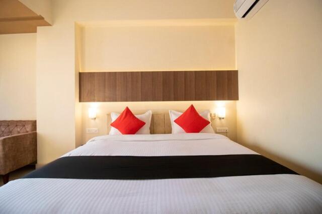 Rudraksh Hotel *